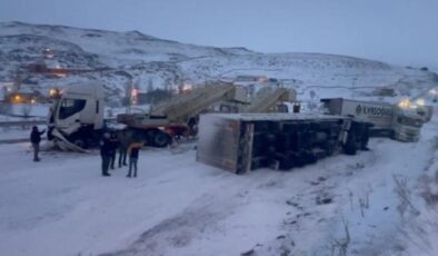 Ardahan-Kars kara yolunda TIR’lar kayarak kaza yaptı