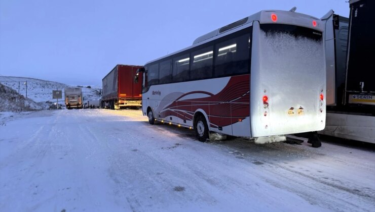 Ardahan-Kars kara yolunda zincirleme kaza: Ulaşım aksadı