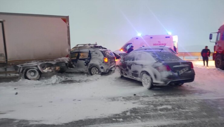 Kars’ın Susuz ilçesinde zincirleme trafik kazası: 4 yaralı