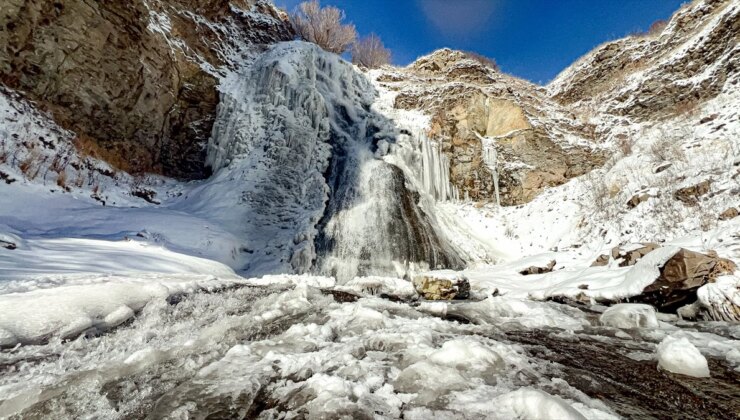 Kars’ta Susuz Şelalesi Soğuk Hava İle Kısmen Dondu