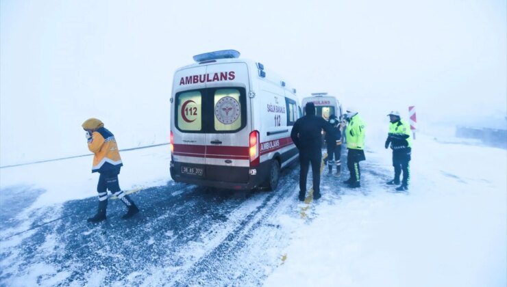 Kars’ta Zincirleme Trafik Kazası: 1’i Bebek 17 Kişi Yaralandı