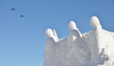 Kars’ta yapılan kardan şehit heykelleri duygusal anlar yaşatıyor