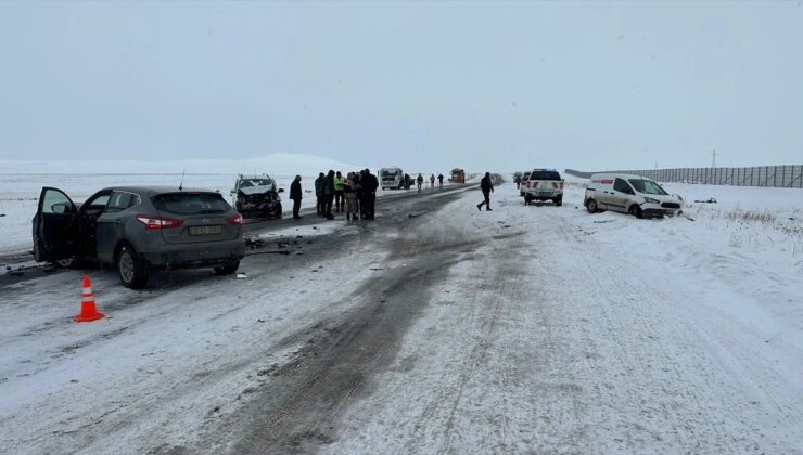 Kars’ta Zincirleme Trafik Kazası: 1’i Ağır 9 Kişi Yaralandı