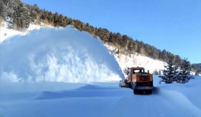 Kars’ın Sarıkamış ilçesinde karla gayret çalışmaları devam ediyor