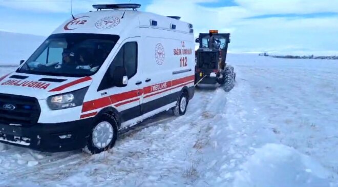 Kars’ta Ambulans Kara Saplandı, Hasta Hastaneye Ulaştırıldı