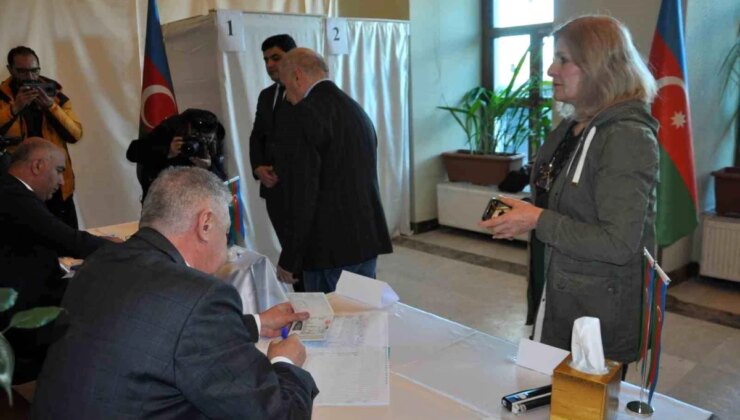 Kars’ta Azerbaycanlılar Cumhurbaşkanını Seçmek İçin Oy Kullanıyor