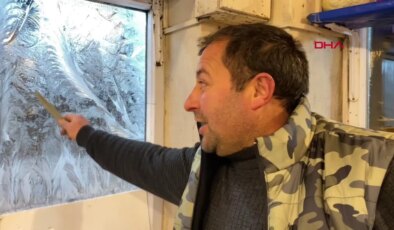 Kars’ta Soğuk Hava Tesirli Oluyor: İş Yerlerinin Camları Buz Tutuyor