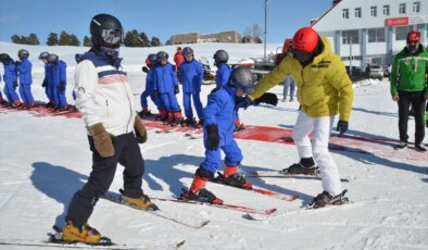 Sarıkamış’ta Öğrencilere Kayak Eğitimi Veriliyor